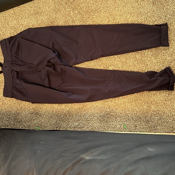 Two pairs of Lululemon pants size 4 - Picture 5 of 6